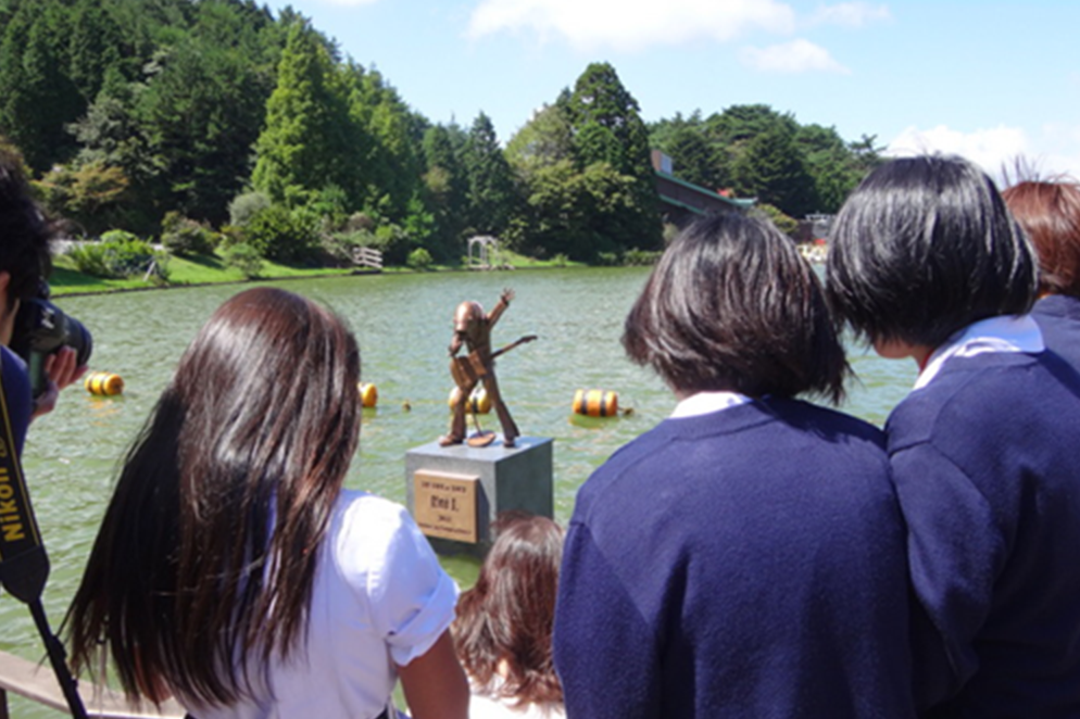 池のコイにも人気!