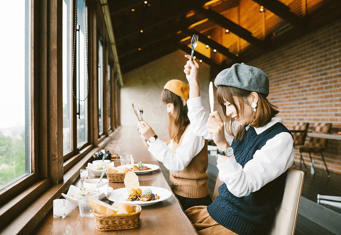 グラニットカフェでの食事風景