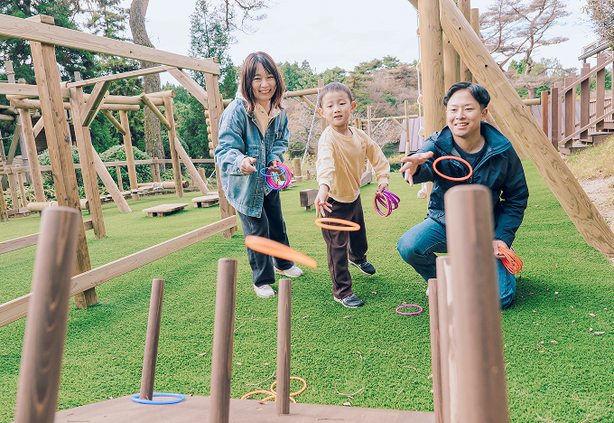 家族で遊んでいる風景